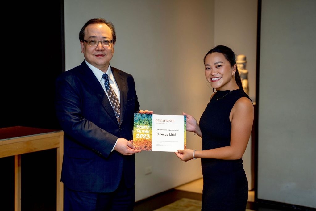 Rebecca Lind receives her MOSAIC Certificate from the Ministry of Foreign Affairs